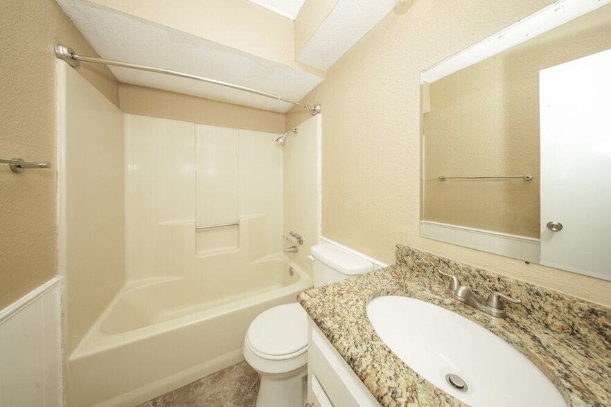 Building Photo - 9705 Oaktree Terrace