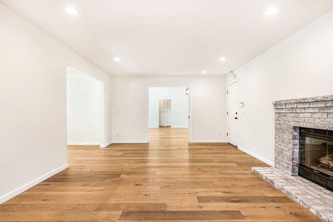 Building Photo - Welcome to your dream home in Oakmont, a v...