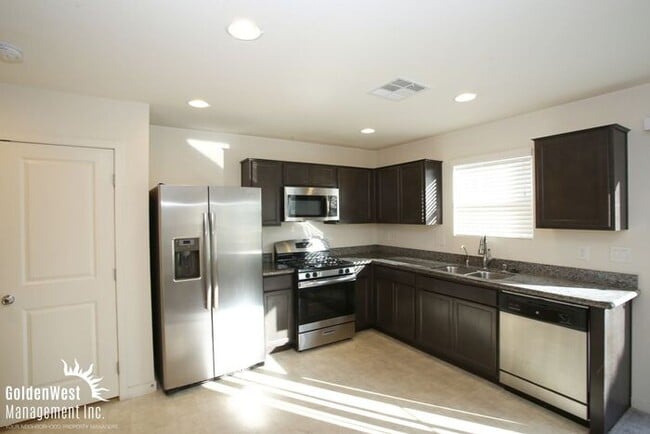 Building Photo - Modern 3Bdm 2.5Ba Two-Story Home in the Heart of Las Vegas
