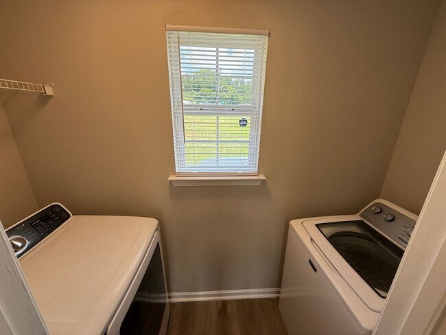 Building Photo - 4605 Palm Breeze Ln