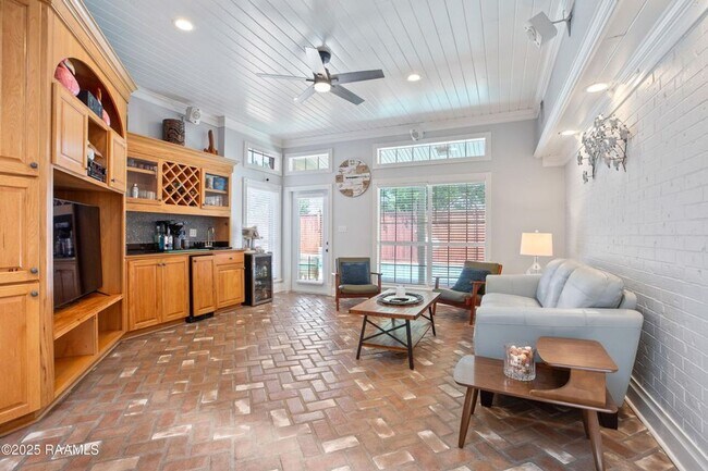 Building Photo - Beautifully updated 4-bedroom, 3-bath prop...