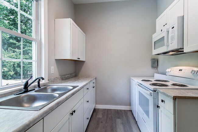 Building Photo - Convenient to Brevard & Hendersonville