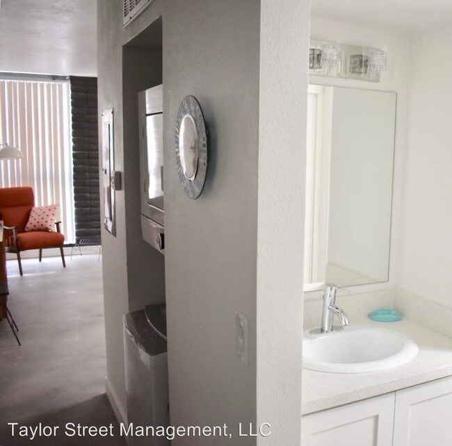 Building Photo - 328 E Willetta St