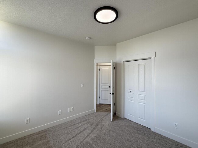 Building Photo - 152 W 4050 N