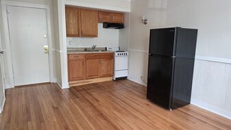 Building Photo - 1442 W Howard St