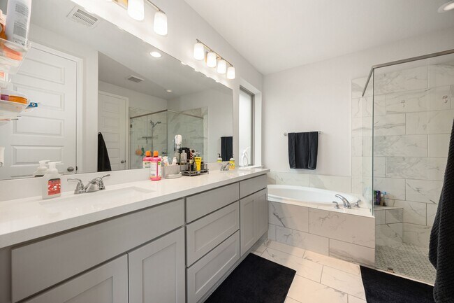 Building Photo - 8711 Hbr Pnes Dr