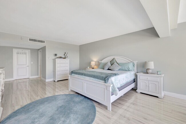 Building Photo - 2909 S Ocean Blvd