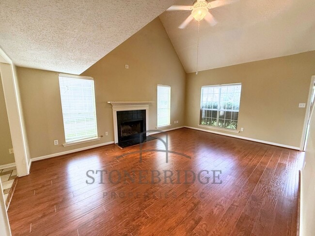 Building Photo - Spacious 3 bed, 2 bath with loft