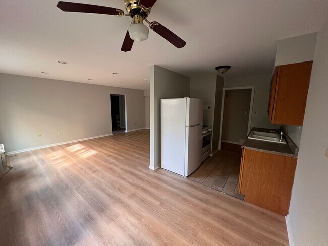 Building Photo - 2036 W Foster Ave