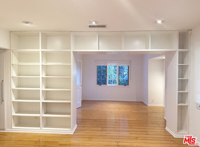 Building Photo - 4031 Hollyline Ave