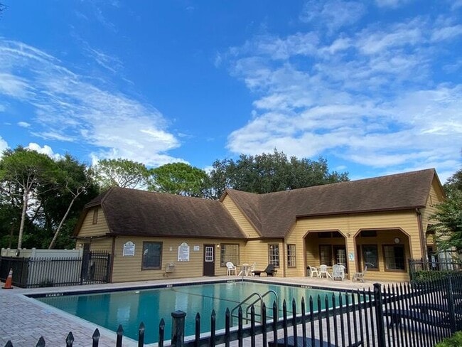 Building Photo - Wonderful 1 Bedroom/1 Bathroom Gated Condo...