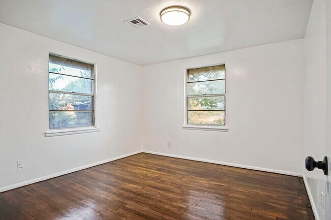 Building Photo - 1041 Hickory Ln