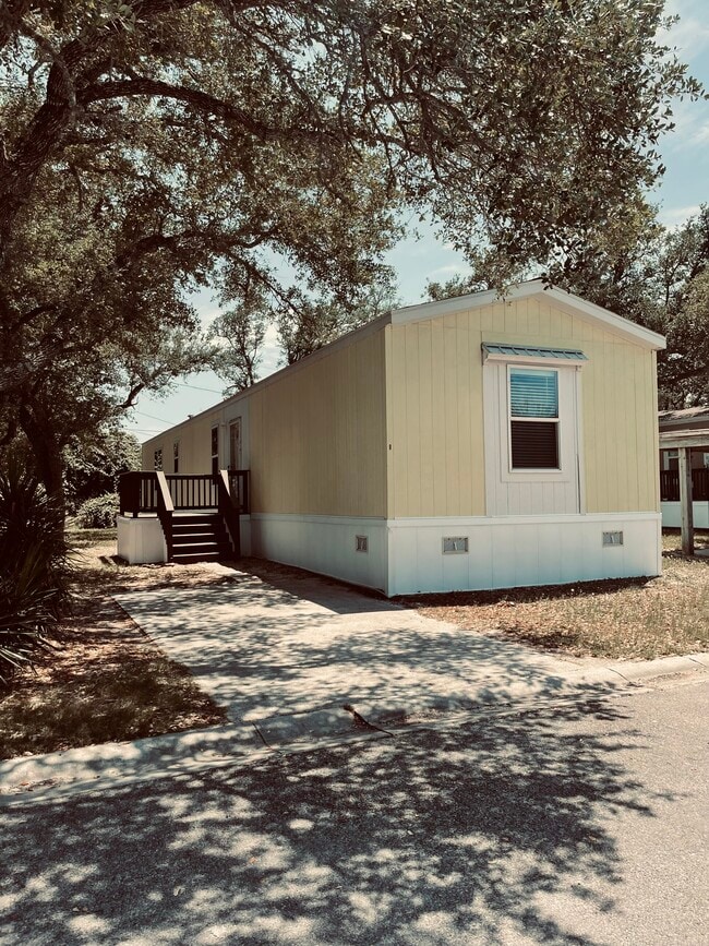 Building Photo - 1800 N Live Oak St