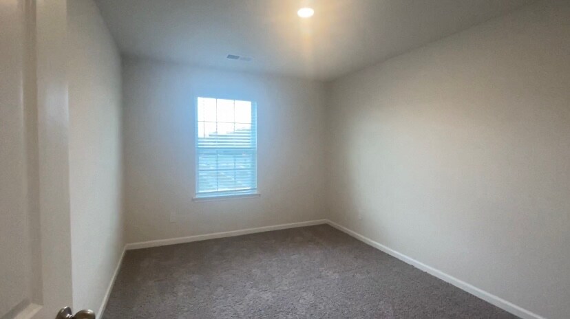 Building Photo - Room in House on Clairwood Dr