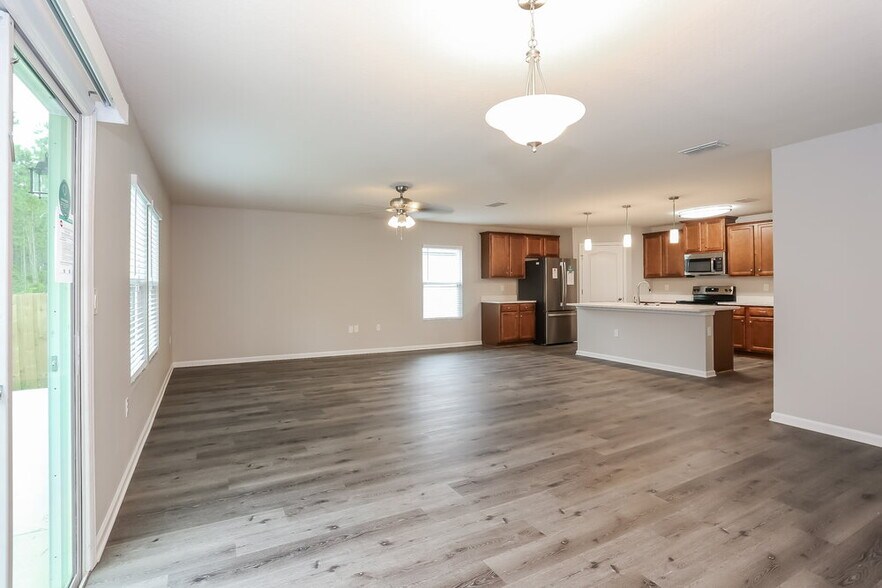 Building Photo - 1981 April Oaks Dr