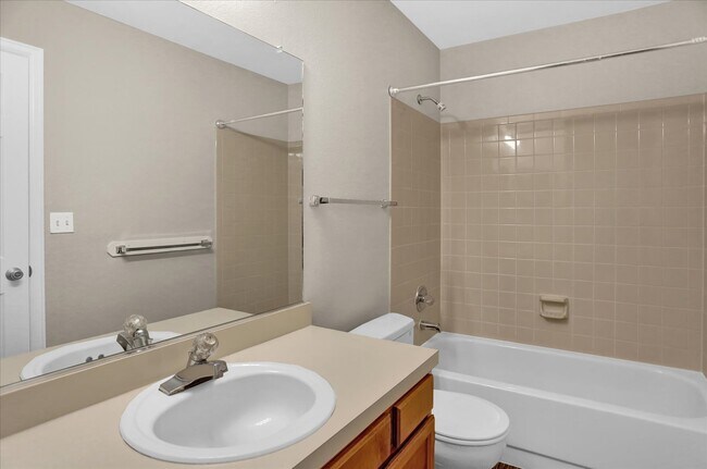 Building Photo - Indian Creek 2 Bedroom, 2 Bathroom Townhom...