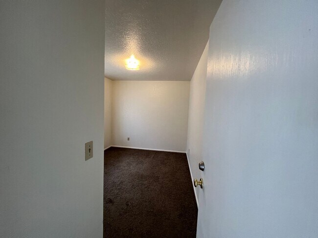 Building Photo - Diamond Ridge 02