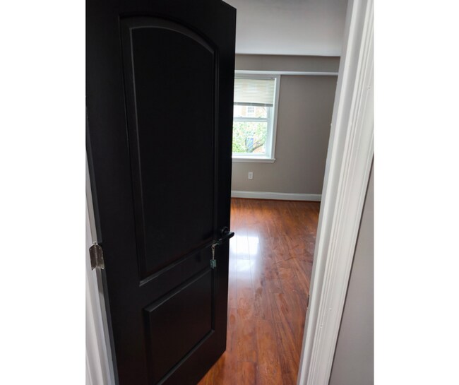 Building Photo - 1932 Bank St