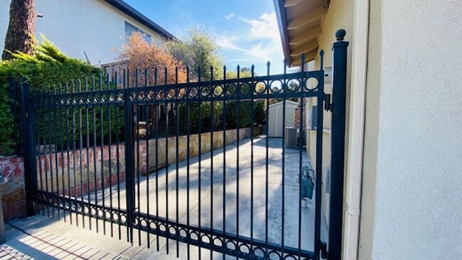 Building Photo - Gorgeous 4BD/2.5BA, Two-Story Home in Casa...