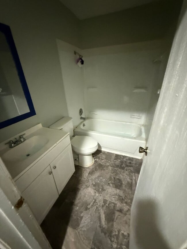 Building Photo - Great 3 bedroom townhouse available