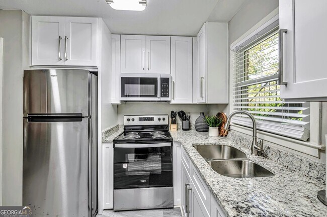 Building Photo - 2858 Rosehill St