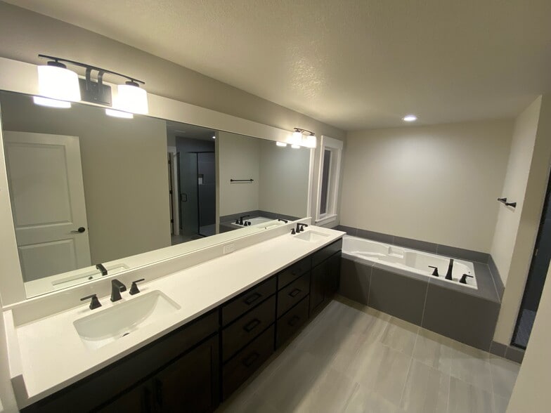 MASTER BATH - 17366 SE Hemrich Rd