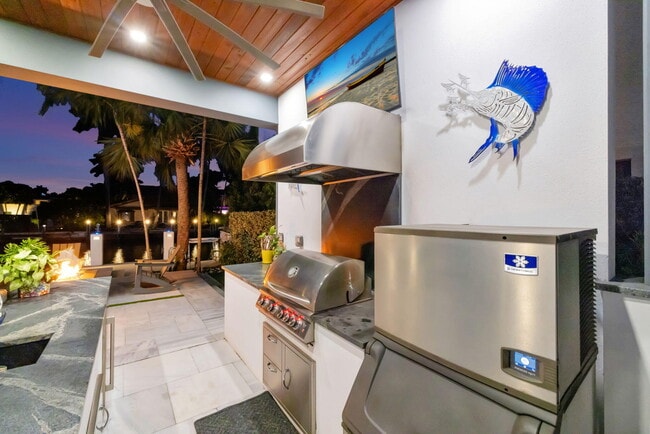 Building Photo - 334 Isle of Capri Dr