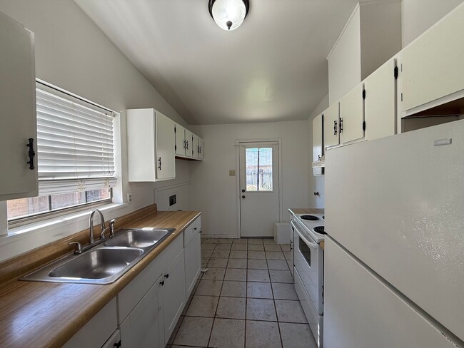 Building Photo - Home For Rent