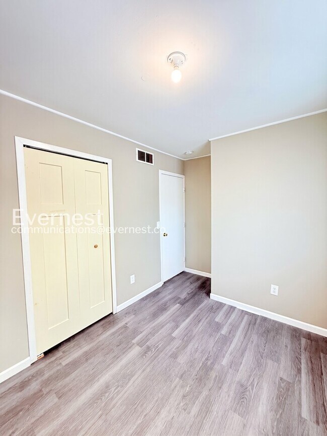 Building Photo - 3 Bed, 1 Bath Home with Modern Amenities  / Pet-Friendly / Vouchers Accepted / Available Now!
