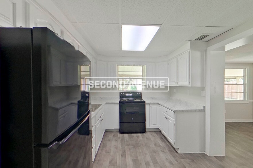 Building Photo - 5331 Woodcrest Rd