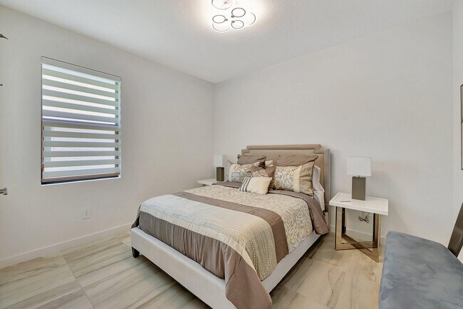 Building Photo - 5795 SE Sky Blue Cir