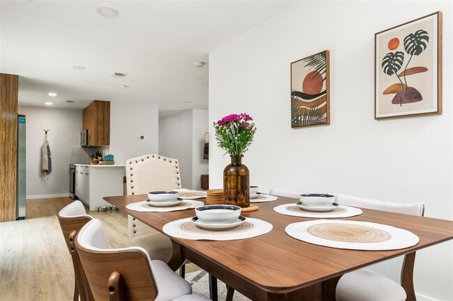 Building Photo - 11807 Oakwood Dr