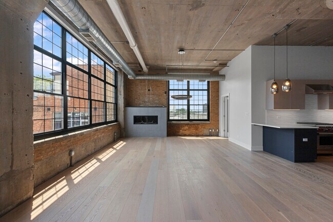 Building Photo - 17 S Loomis St