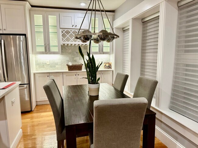 Building Photo - 11 S Mason St