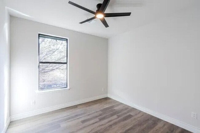Building Photo - 5713 Stonegate Cir