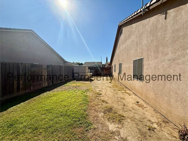 Building Photo - Stunning 5 Bed/2 Bath NW Bakersfield Home