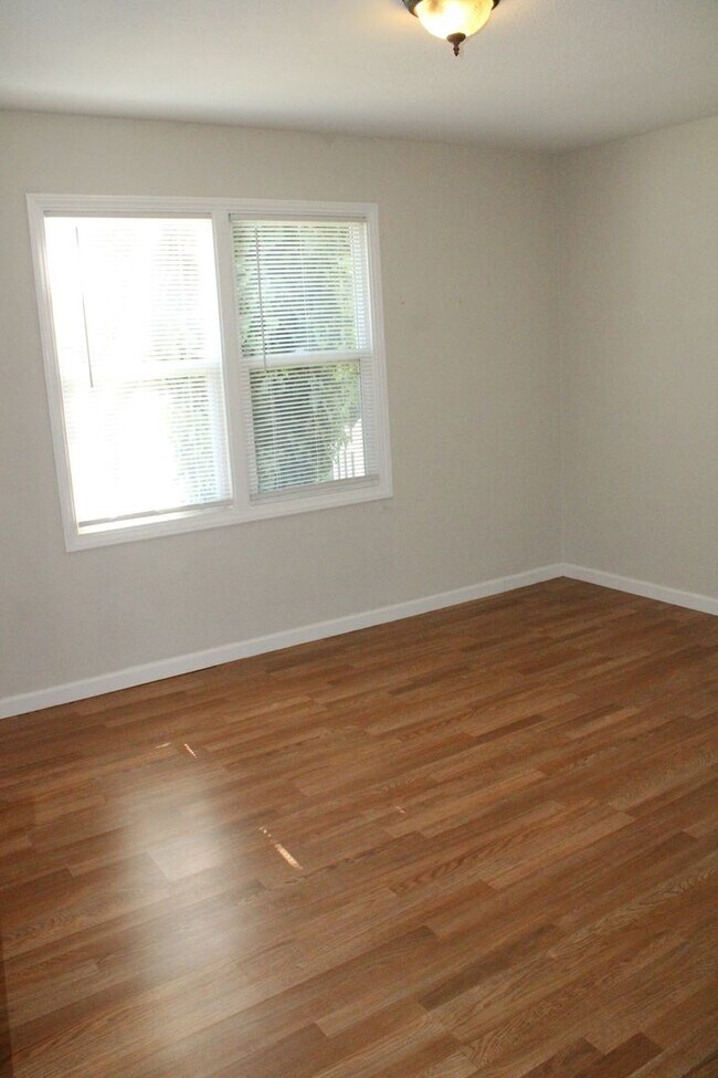 Building Photo - **COMING SOON** Adorable 2 Bedroom, 1 Bath...