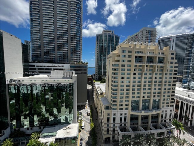 Building Photo - 1060 Brickell Ave