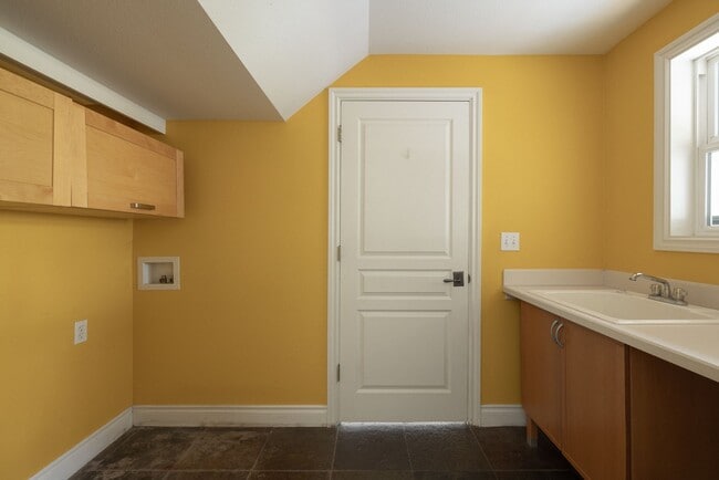 Building Photo - Remodeled & Charming 4 bed/3 bath w/ Yard ...