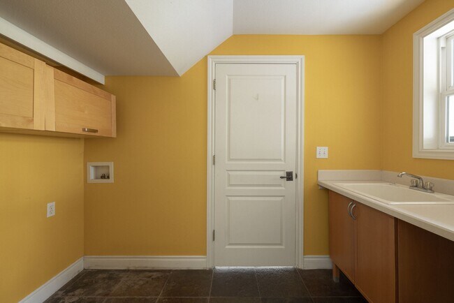 Building Photo - Remodeled & Charming 4 bed/3 bath w/ Yard and Hot Tub