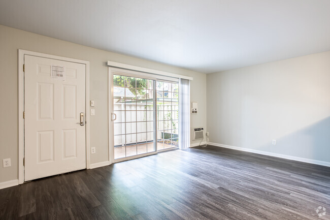 1BR, 1BA - 700SF - Los Gatos Creek