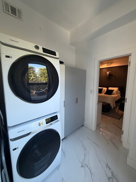 Building Photo - 2421 Lake Pancoast Dr