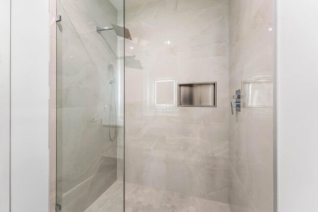 Building Photo - 220 Lake Shore Dr