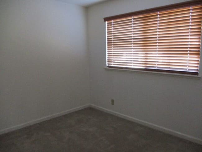 Building Photo - Northwest Suburban  Beauty