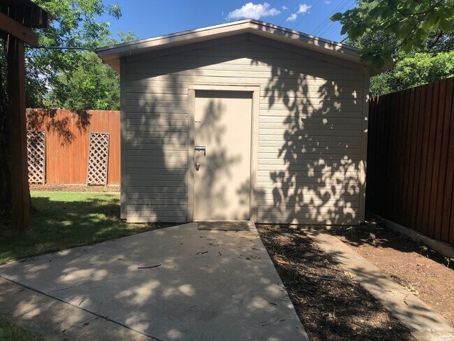 Building Photo - Beautiful updated home
