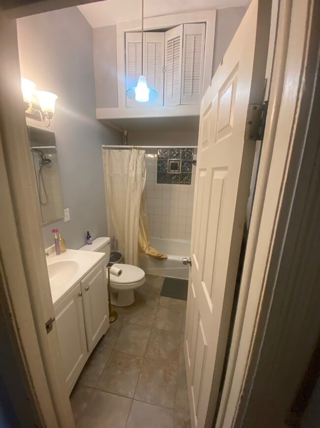 Building Photo - 955 W Dickens Ave