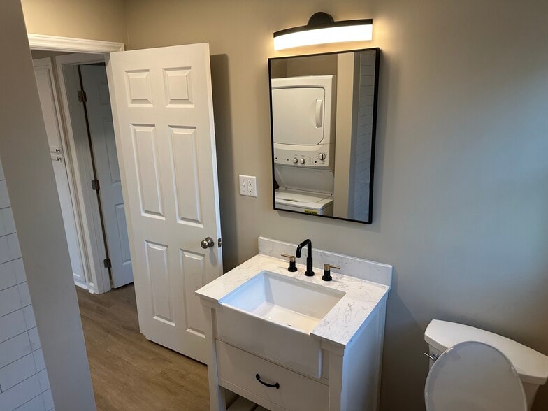 Bathroom - 4103 N Center St