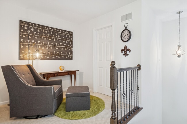 Building Photo - 34W685 Roosevelt Ave