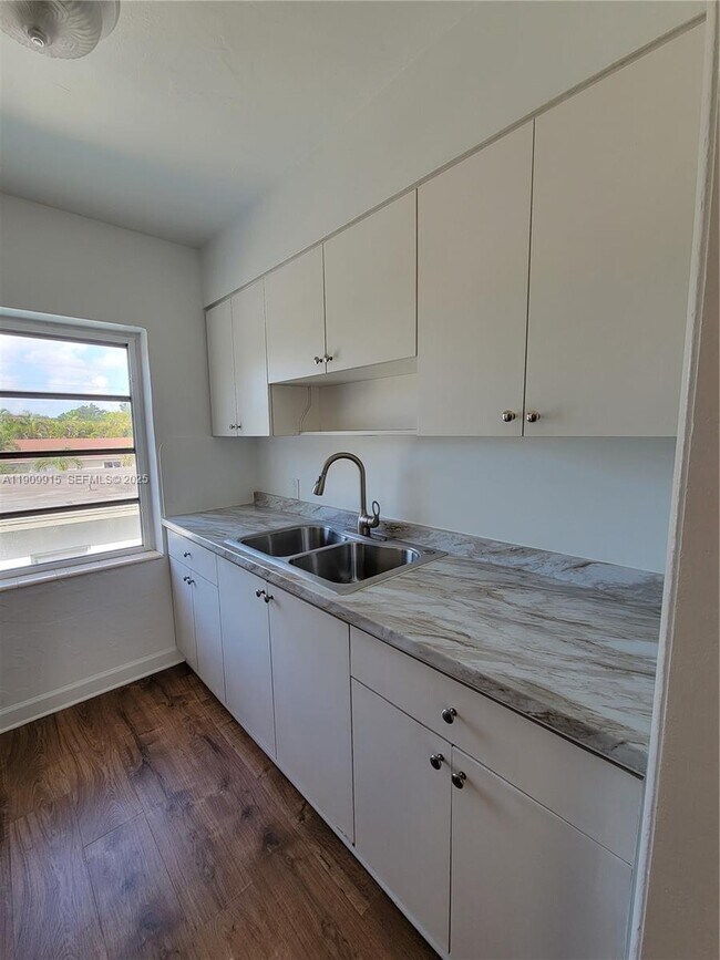 Building Photo - 3433 SW 12th St