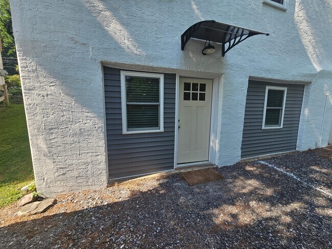Building Photo - 645 Roberts Ave